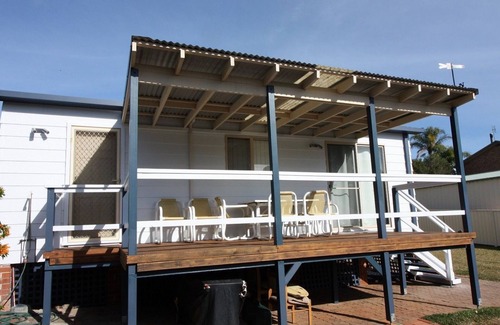 Manyana Maison | «En mode vacances», une maison de vacances de deux chambres dans la banlieue en bord de mer de Manyana pour 4 personnes.