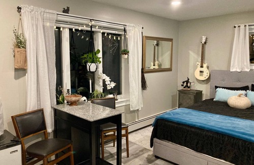 Salem Lit Et Petit-Déjeuner | In home mini wing private space. 💜Stay at Hal's Salem, MA