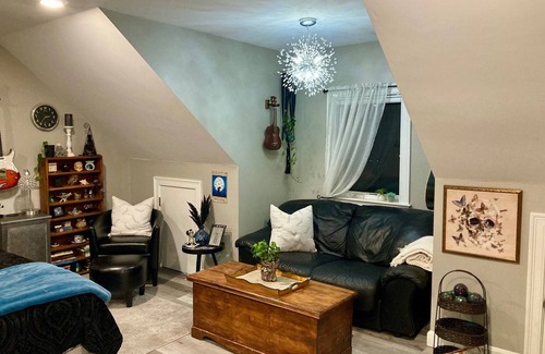 Salem Lit Et Petit-Déjeuner | In home mini wing private space. 💜Stay at Hal's Salem, MA