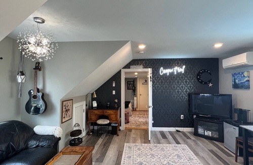 Salem Lit Et Petit-Déjeuner | In home mini wing private space. 💜Stay at Hal's Salem, MA