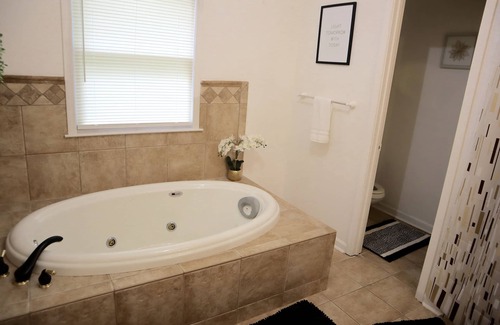 Sylvan Hills Maison | “In Living Color” - 10 Mins from Airport & Stadium