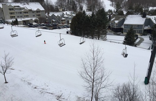 Hancock Copropriété | CONDO DE SKI IN / OUT, PISCINE, THÉÂTRE DE FILM / ACTIVITÉS ENFANTS
