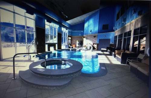 Hancock Copropriété | CONDO DE SKI IN / OUT, PISCINE, THÉÂTRE DE FILM / ACTIVITÉS ENFANTS