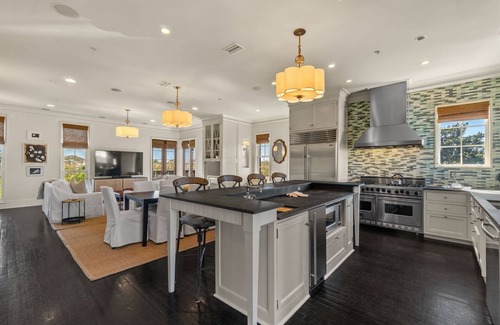 Rosemary Beach Maison | In Rosemary! Steps to Pool! Outdoor Oasis! Sleeps 18, Pets OK!