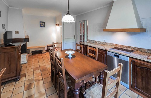 Saint-Chinian Maison | In the charming town of Saint Chinian welcomes you this beautiful cottage with lovely garden.