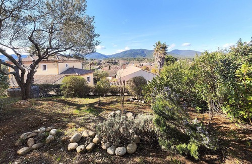 Saint-Chinian Maison | In the charming town of Saint Chinian welcomes you this beautiful cottage with lovely garden.