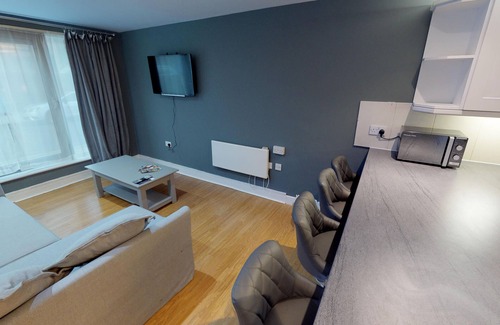 The Westside Maison | DANS LES PROPRIÉTÉS DE LA VILLE, LUXUEUX 4 CHAMBRES 3 BATHROMS CITY CENTRE LOCATION