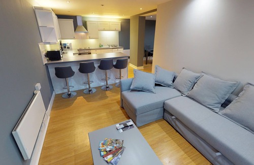 The Westside Maison | DANS LES PROPRIÉTÉS DE LA VILLE, LUXUEUX 4 CHAMBRES 3 BATHROMS CITY CENTRE LOCATION