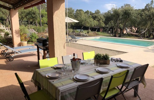 Flayosc Villa | Villa avec piscine et tennis privés sur 4600m2 de terrain clôturé.
