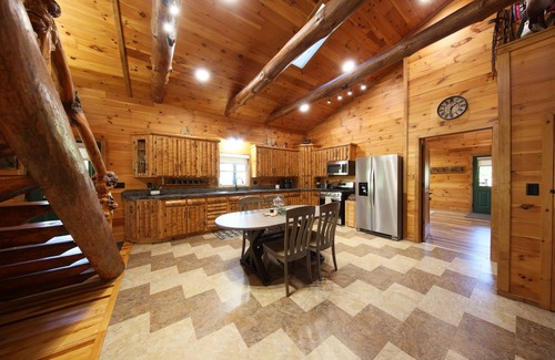 Millersburg Cabine | In The Heart Of Holmes County OH Charming 2-bedroom lodge/Cabin with AC and WiFi