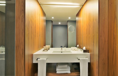Santo Antonio Hôtel | In the Heart of Lisbon, Full Kitchen, Rooftop Sundeck, Onsite Jacuzzi!