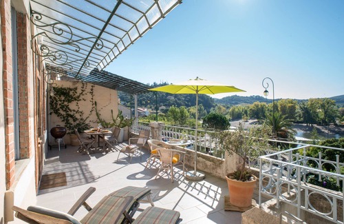 Roquebrun Maison | En plein milieu de Roquebrun, terasse avec vue sur la rivière, wifi gratuit