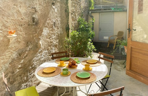 Roquebrun Maison | En plein milieu de Roquebrun, terasse avec vue sur la rivière, wifi gratuit