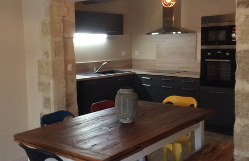 Uzes Appartement | A l'ombre du Duché, climatisé et calme, avec remise pour déposer les vélos.