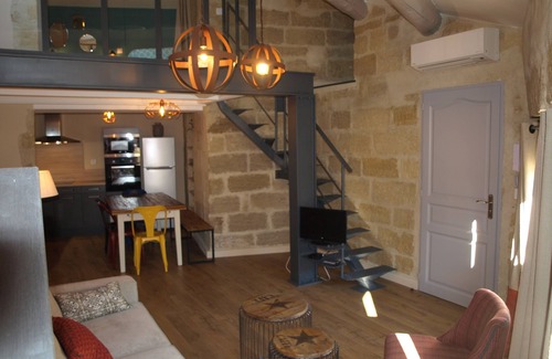 Uzes Appartement | A l'ombre du Duché, climatisé et calme, avec remise pour déposer les vélos.