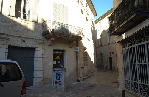 Uzes Appartement | A l'ombre du Duché, climatisé et calme, avec remise pour déposer les vélos.
