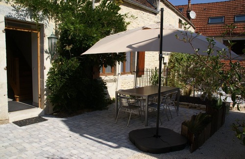 Beze Maison | Dans le village de Bèze se trouve un petit coin tranquille: Le Gîte des Remparts
