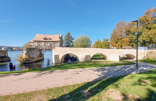 Saint-Martin-la-Garenne Maison | In this welcoming and spacious house you can spend a wonderful vacation close to nature.