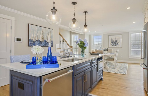 Harwich Port Copropriété | Condos de luxe au coeur du port de Harwich! 5 couchages, animaux acceptés, A / C, décor côtier moderne!