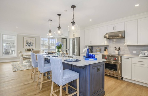 Harwich Port Copropriété | Condos de luxe au coeur du port de Harwich! 5 couchages, animaux acceptés, A / C, décor côtier moderne!