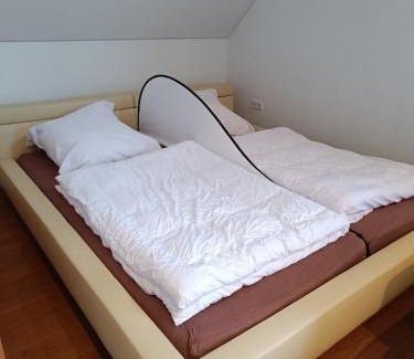 Bothfeld-Vahrenheide Appartement | IN VILLA APARTMENT 56 qm Check-in,free parking, WIFI , TV, FULL KITCHEN