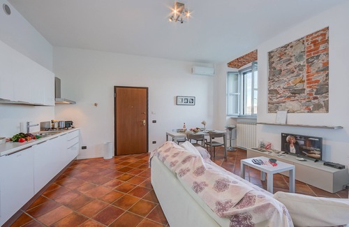 Arona Appartement | Incanto Sul Lago Pied Dans L' Eau, Arona, Italy