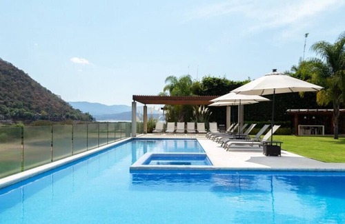 Centro Maison | Increíble Propiedad con Inmenso Jardín y Alberca!