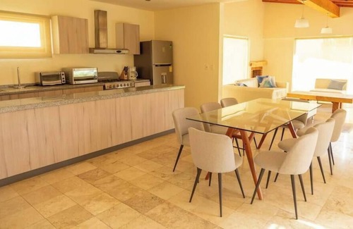 Centro Maison | Increíble Propiedad con Inmenso Jardín y Alberca!