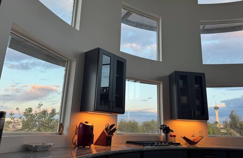 Rancho Oakey Copropriété | Incredible 2 level loft with 30ft ceilings -expansive balcony with STRIP VIEWS!