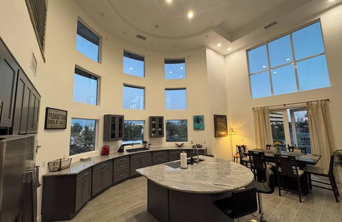 Rancho Oakey Copropriété | Incredible 2 level loft with 30ft ceilings -expansive balcony with STRIP VIEWS!