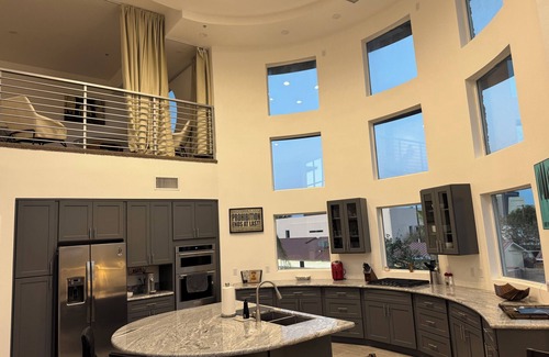 Rancho Oakey Copropriété | Incredible 2 level loft with 30ft ceilings -expansive balcony with STRIP VIEWS!