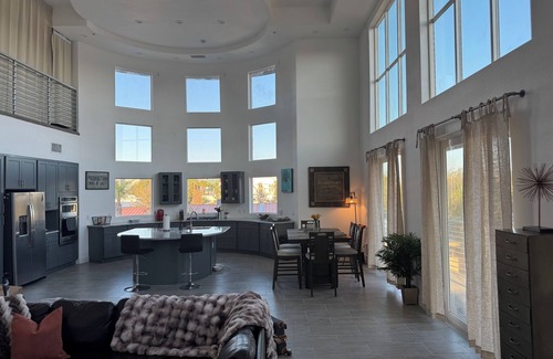 Rancho Oakey Copropriété | Incredible 2 level loft with 30ft ceilings -expansive balcony with STRIP VIEWS!
