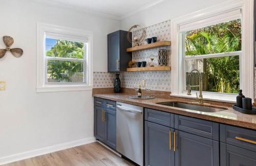 Parrot Cove Maison | Incredible 3br Home with Yard near Beach and Downtown