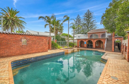 Blue Bay Maison | Incredible 5-Bedroom Beachfront Retreat with Pool