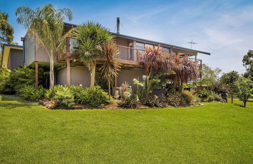 Rhyll Maison | Incredible 5 bedroom home in picturesque gardens with water views and free WIFI