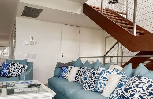 Mentone Maison | Incredible 5bed home + pool & hot tub + parking + walk to beach