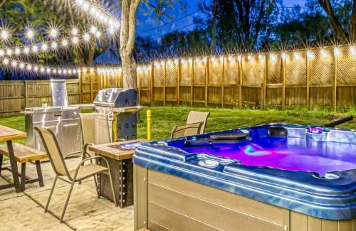 Miller Beach Maison | Incredible Cozy Cottage with Hot-tub in Gary, Indiana