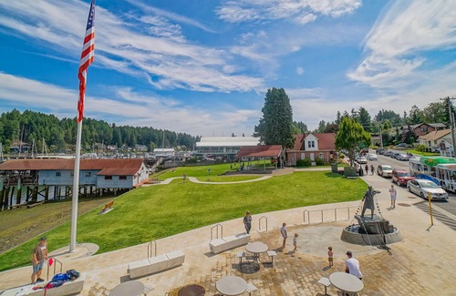 Gig Harbor Maison | Incredible Downtown Gig Harbor Craftsmen Home