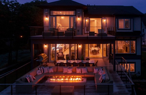 York Beach Maison | Incroyable Brand NEW BOLD Oceanfront 6 chambres, 7 salles de bains avec ascenseur et cheminée.
