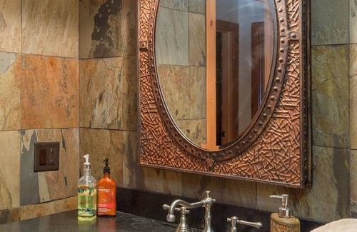 North Egremont Cabine | Incredible Ski Lodge - 7500 Square ft - Log Cabin - Moose Lodge