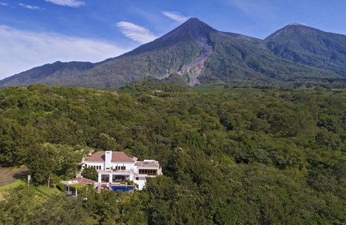 Alotenango Maison | Incredible views, 12 Guests, 6 Rooms 8 bathrooms, Private Pool and Jacuzzi.