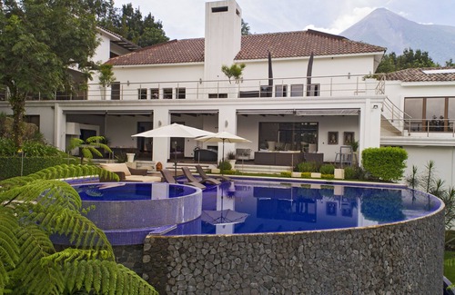 Alotenango Maison | Incredible views, 12 Guests, 6 Rooms 8 bathrooms, Private Pool and Jacuzzi.