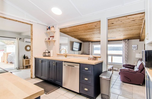 Cayamant Chalet De Ski | Incredible view of the lake everywhere with sandy beach!