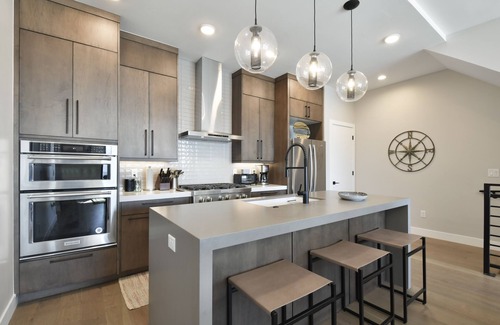 Kamas Maison | Incredible Views | 2 Kitchens | Garage | Lake Access