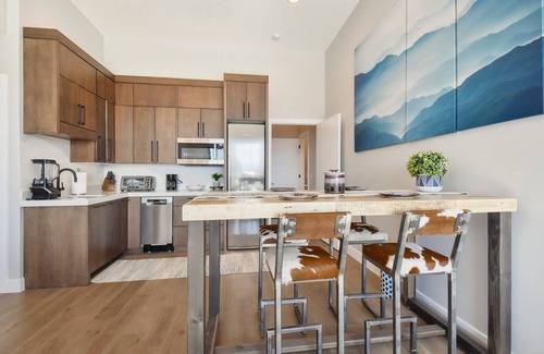 Kamas Maison | Incredible Views | 2 Kitchens | Garage | Lake Access