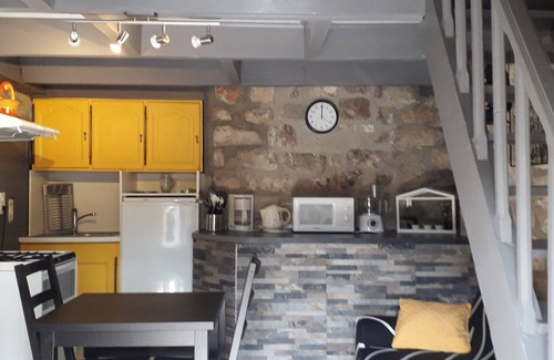 Sainte-Enimie Maison | Maison indépendante en pierre dominant la cité médiévale de Sainte Enimie