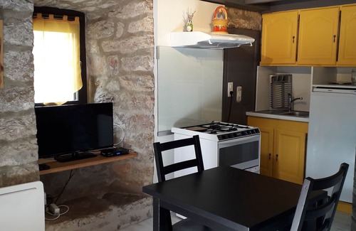 Sainte-Enimie Maison | Maison indépendante en pierre dominant la cité médiévale de Sainte Enimie