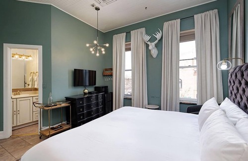 Downtown Hôtel | Independence Square 206 | Hotel Room with Central Location, Town Views, & Rooftop Hot Tub