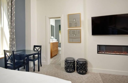 Downtown Hôtel | Independence Square 212 | Studio with Beautiful Finishes. A+ Location in Downtown Aspen