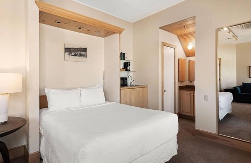 Aspen Hôtel | Independence Square 300 | Nice Hotel Room with Great Views, Location & Rooftop Hot Tub!
